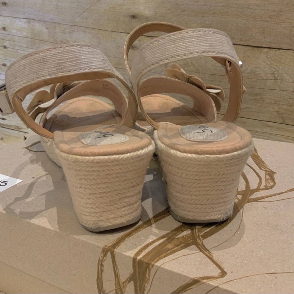 BOC Shoes Cream & Gold Wedge Sandals Size 11 M - Picture 7 of 8
